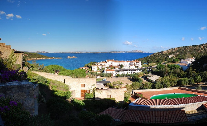 Pano WEB Apartment.JPG - hat man dann diesen Blick ber die Baja Sardina. Ganz hinten am Horizont sieht man ...